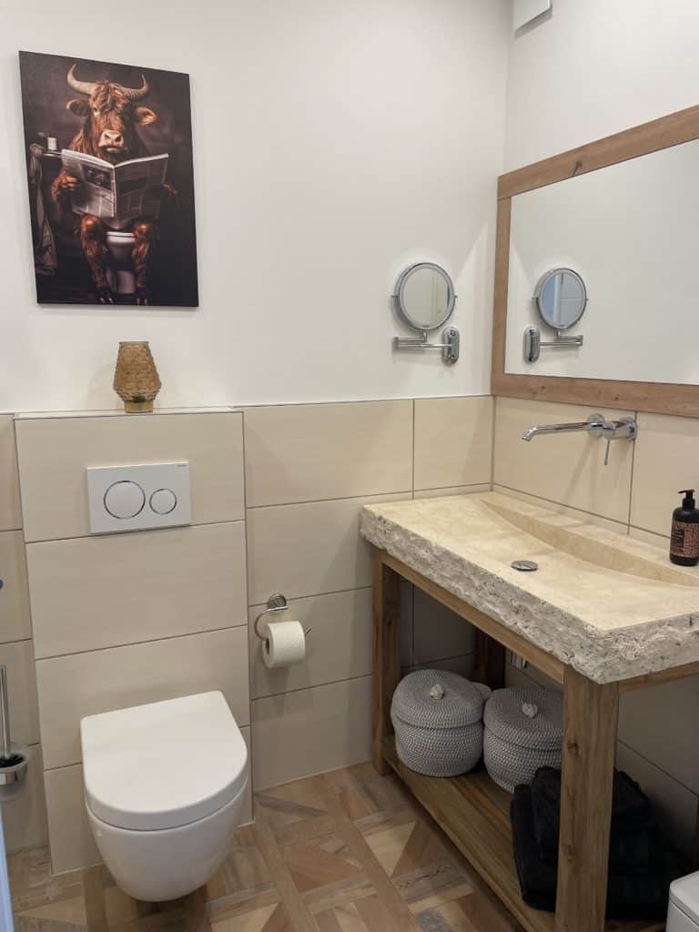 Het moderne sanitair en de lichte badkamer in ons Modern micro-appartement Orchidee – comfortabel en stijlvol.