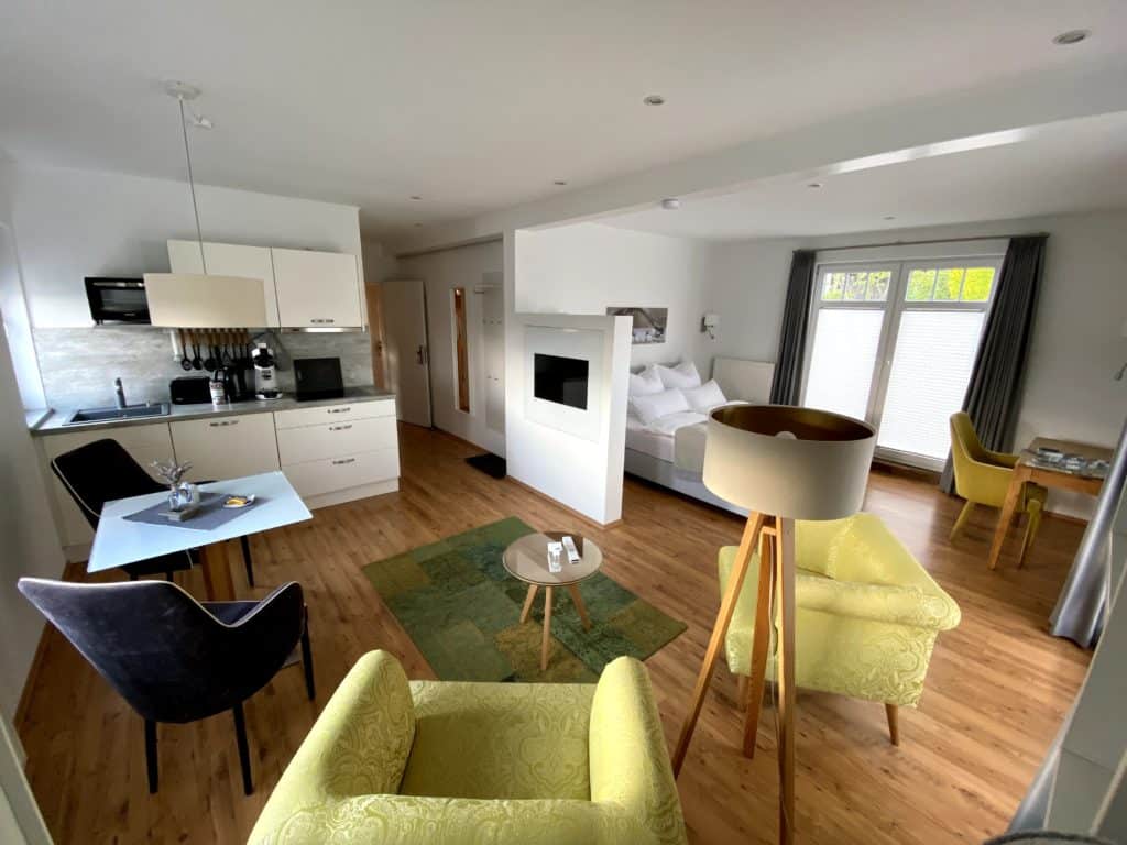 Serene interior of the 'Lavendel' holiday apartment at Château d'Esprit – featuring calming purple accents and modern furnishings for a peaceful stay in the Westerwald.