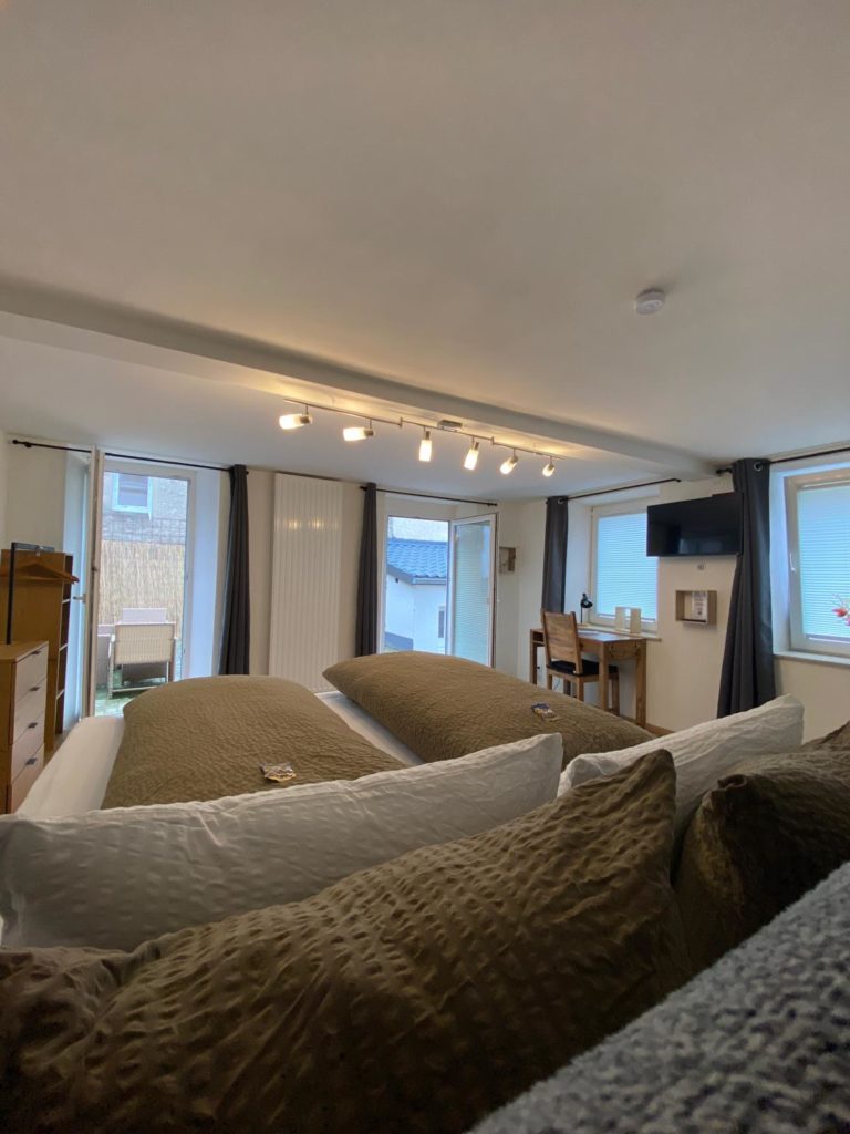 The charming and cozy interior of the 'Kleinod' holiday apartment at Château d'Esprit – a hidden gem among our holiday apartments in the Westerwald, perfectly blending historic charm with modern comfort.